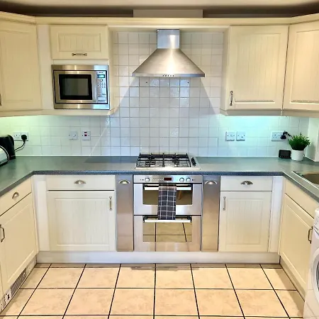 2 Bed Serviced Apartment With Balcony, Free Parking, Wifi & Netflix In Basingstoke Exterior photo