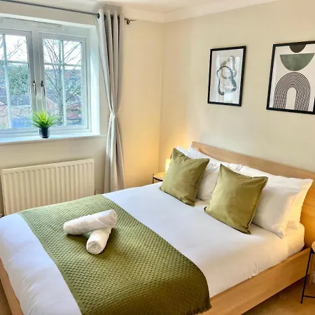 2 Bed Serviced Apartment With Balcony, Free Parking, Wifi & Netflix In Basingstoke Exterior photo