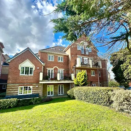 2 Bed Serviced Apartment With Balcony, Free Parking, Wifi & Netflix In Basingstoke Exterior photo