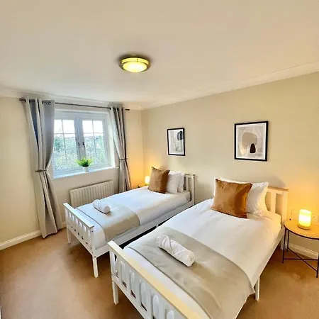 2 Bed Serviced Apartment With Balcony, Free Parking, Wifi & Netflix In Basingstoke Exterior photo